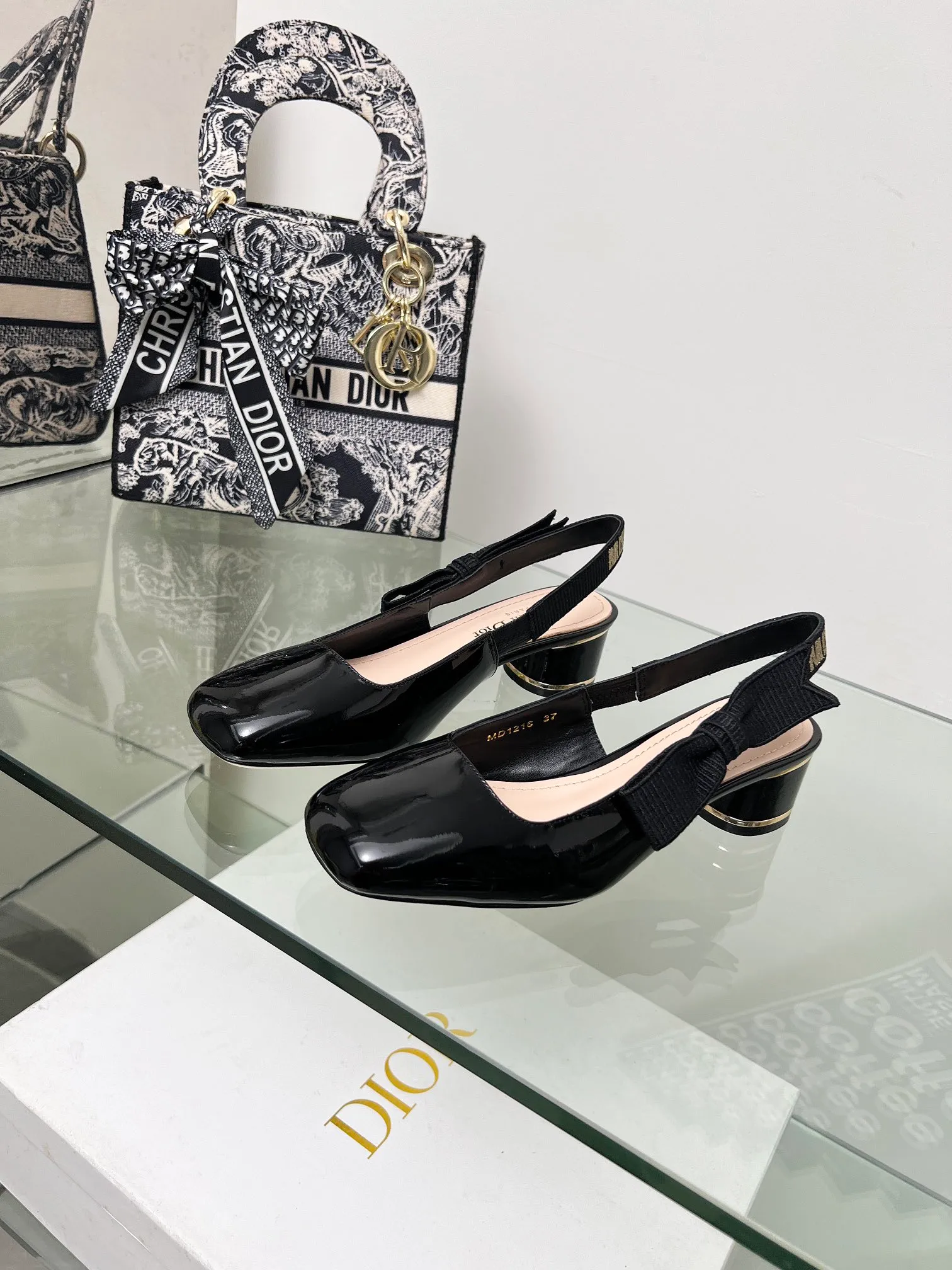 👟👟Ex-factory price 560👟👟 Dior 2024 spring and summer haute couture series new ballet iconic electric embroidered cannage pattern low-heeled ballerina shoes CD letter logo pearl buckle thick heel bow sandals Material: imported metal sheepskin/environmentally friendly cannage pattern tweed Lining: water-dyed sheepskin lining Outsole: Italian leather outsole Heel height: 3.5CM, 8CM Code number: 34-43 (34.40.41.42.43 customized, non-refundable and non-exchangeable)